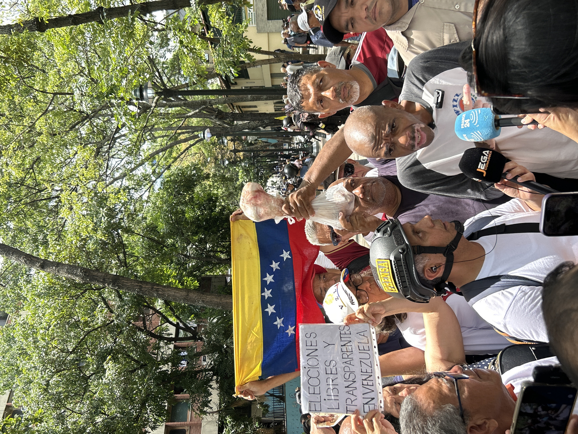 Public gathering with speaker draws crowd in Caracas