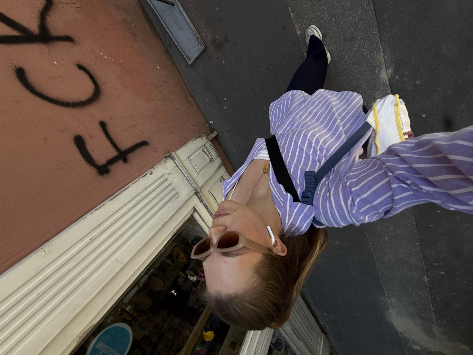 Sidewalk selfies outside a graffiti-tagged building in Vračar