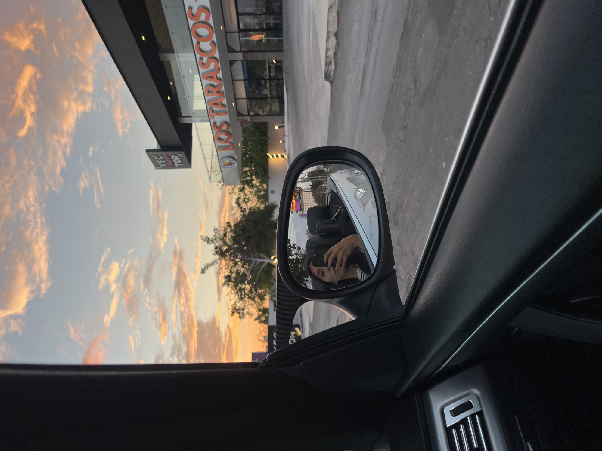 Evening dining and drive through Mérida captured at dusk