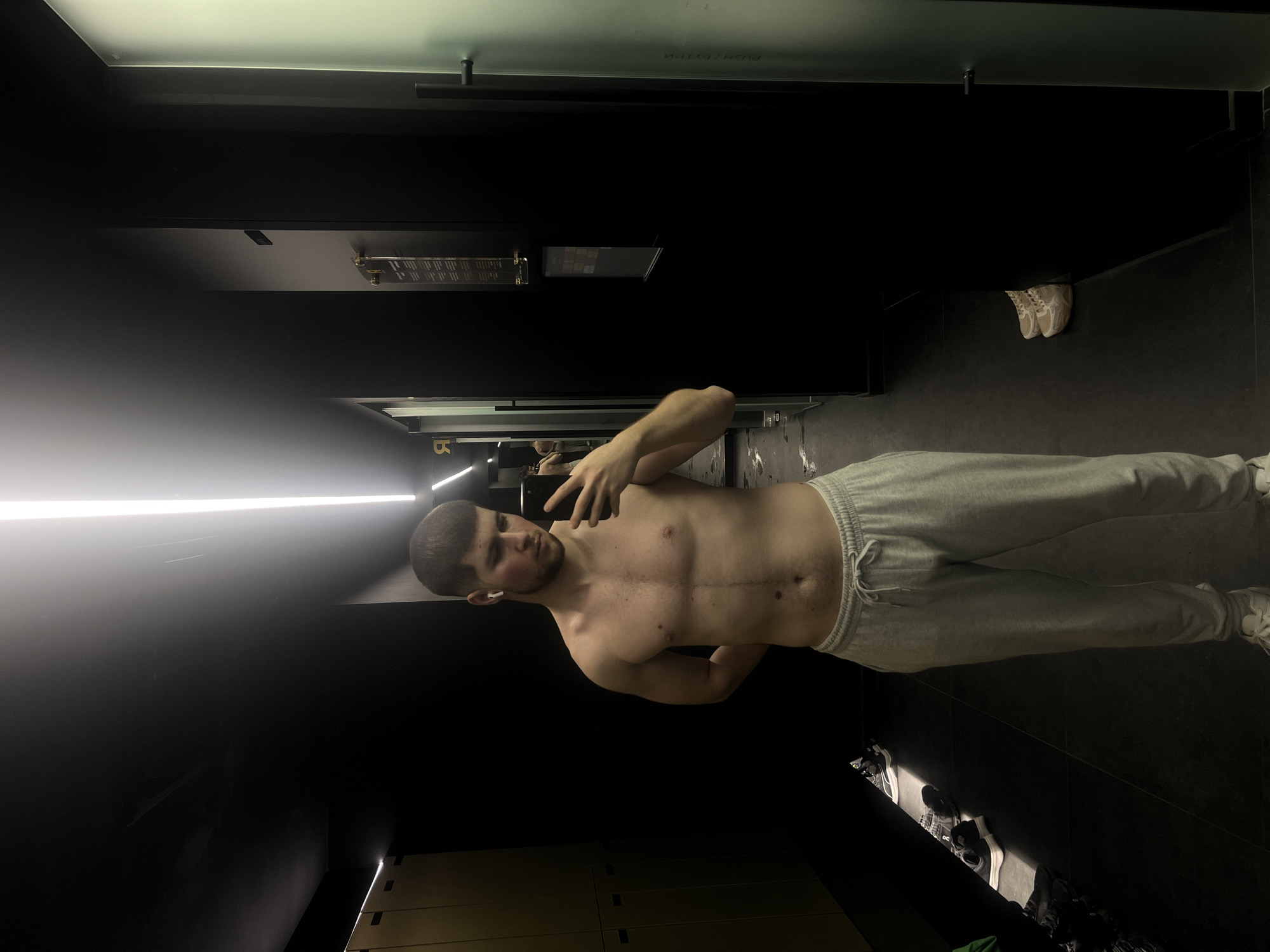 Man takes gym selfies in Varna locker room
