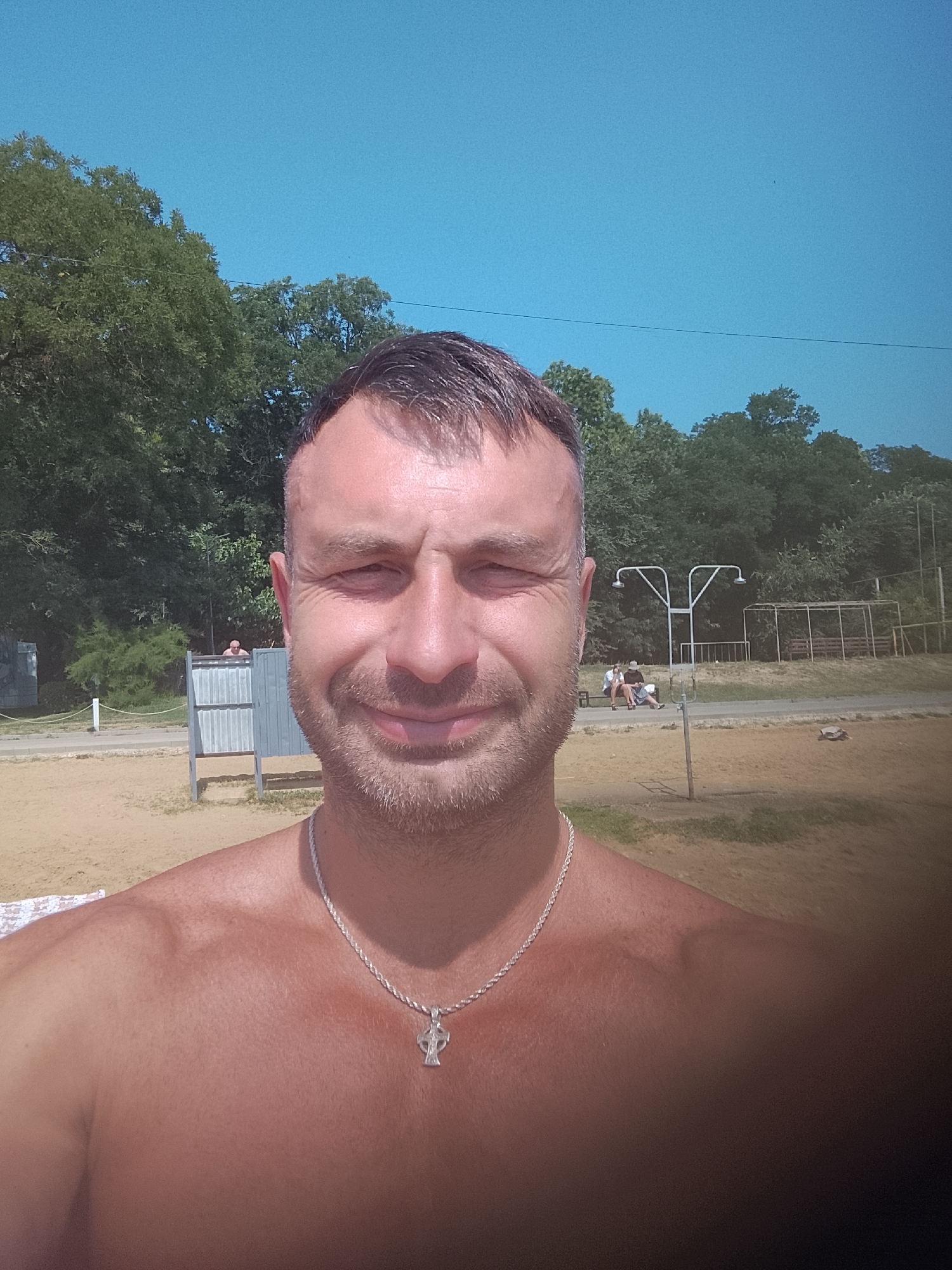 Summer morning at a Chișinău lake beach, ending with food.