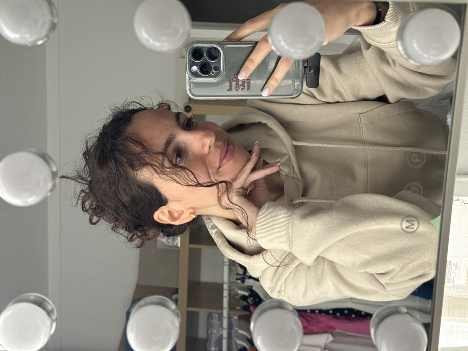 Woman takes mirror selfies in Palma dressing room