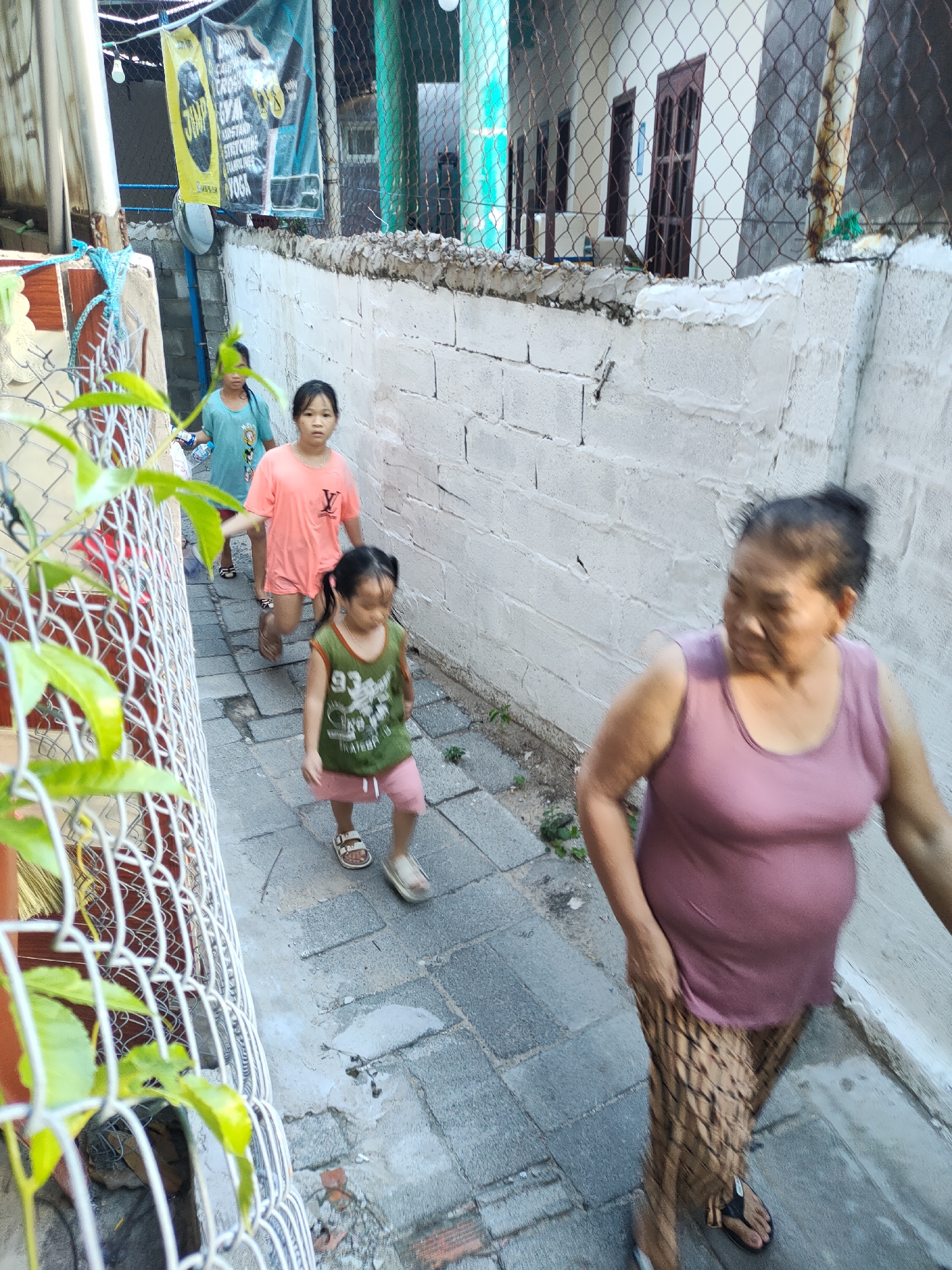 A day in Phan Thiet: backyard birds, home meals, and dusk streets