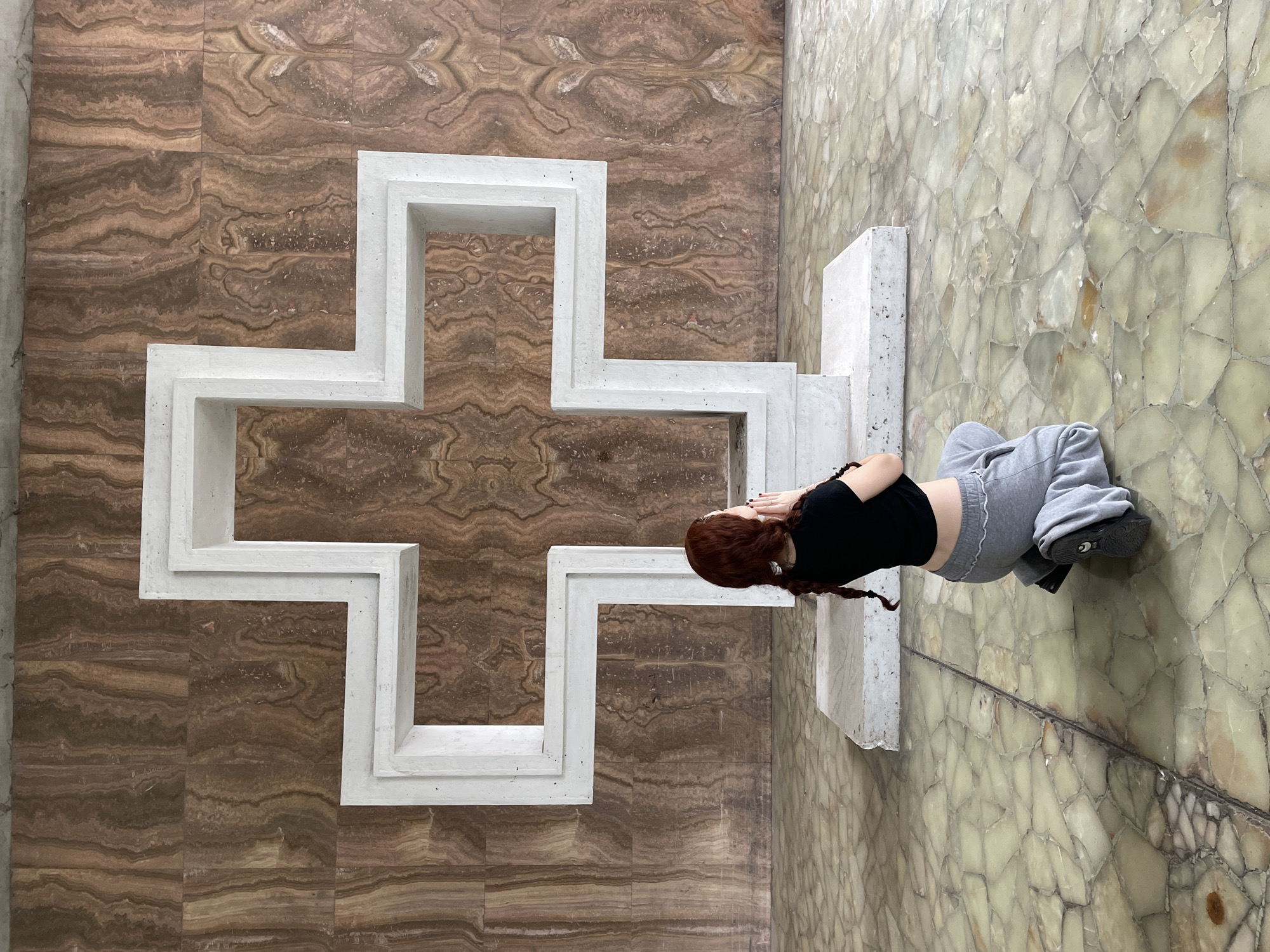 Woman documents afternoon visit to Buenos Aires library and cemetery