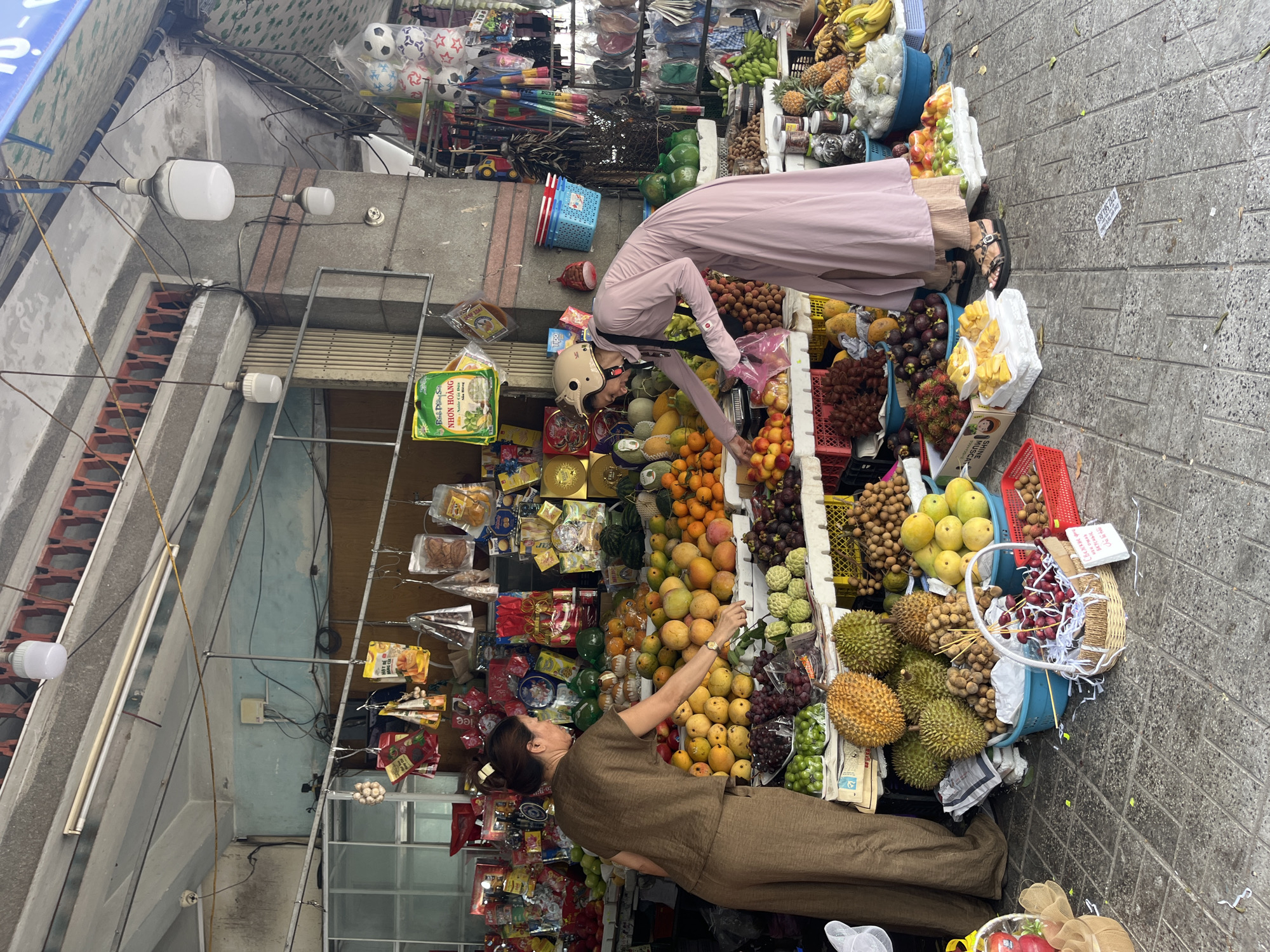 Early morning street market scenes documented in Nha Trang