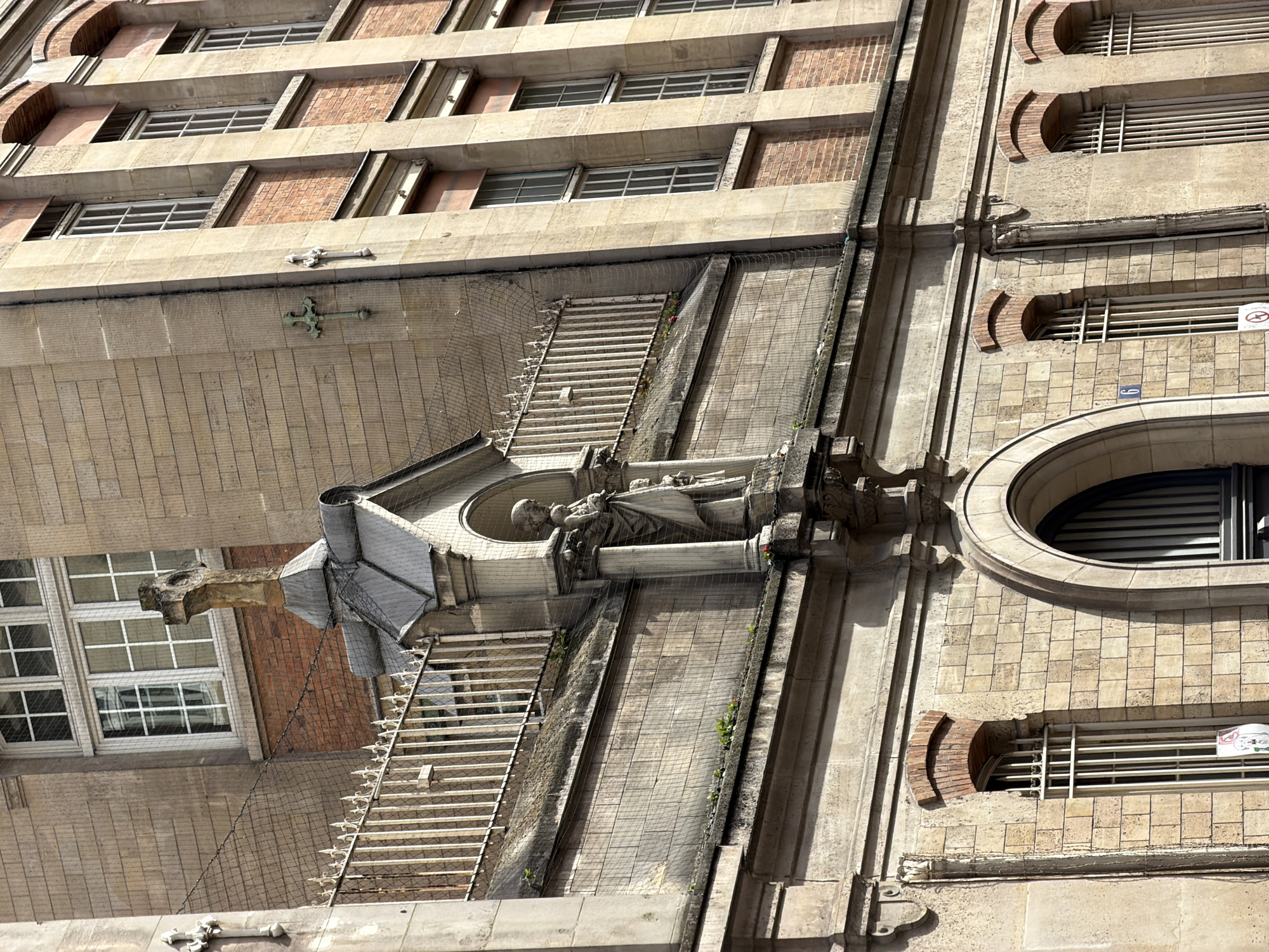 Ordinary afternoon moments captured across central Paris streets