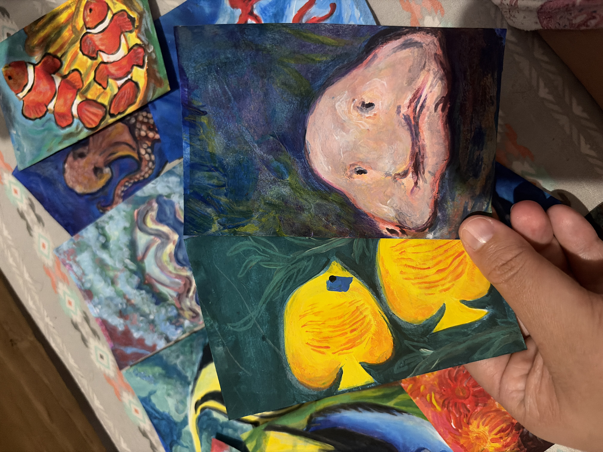 Artist displays marine-themed painted cards in Ciudad Guayana