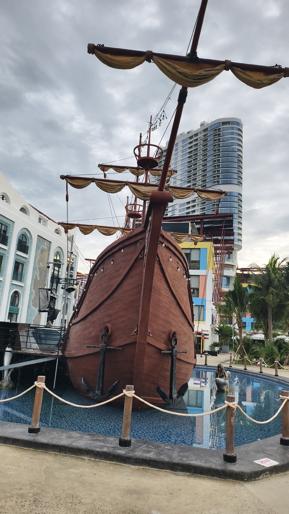 Resort sculptures, beach sunsets, and construction along a coastal strip.