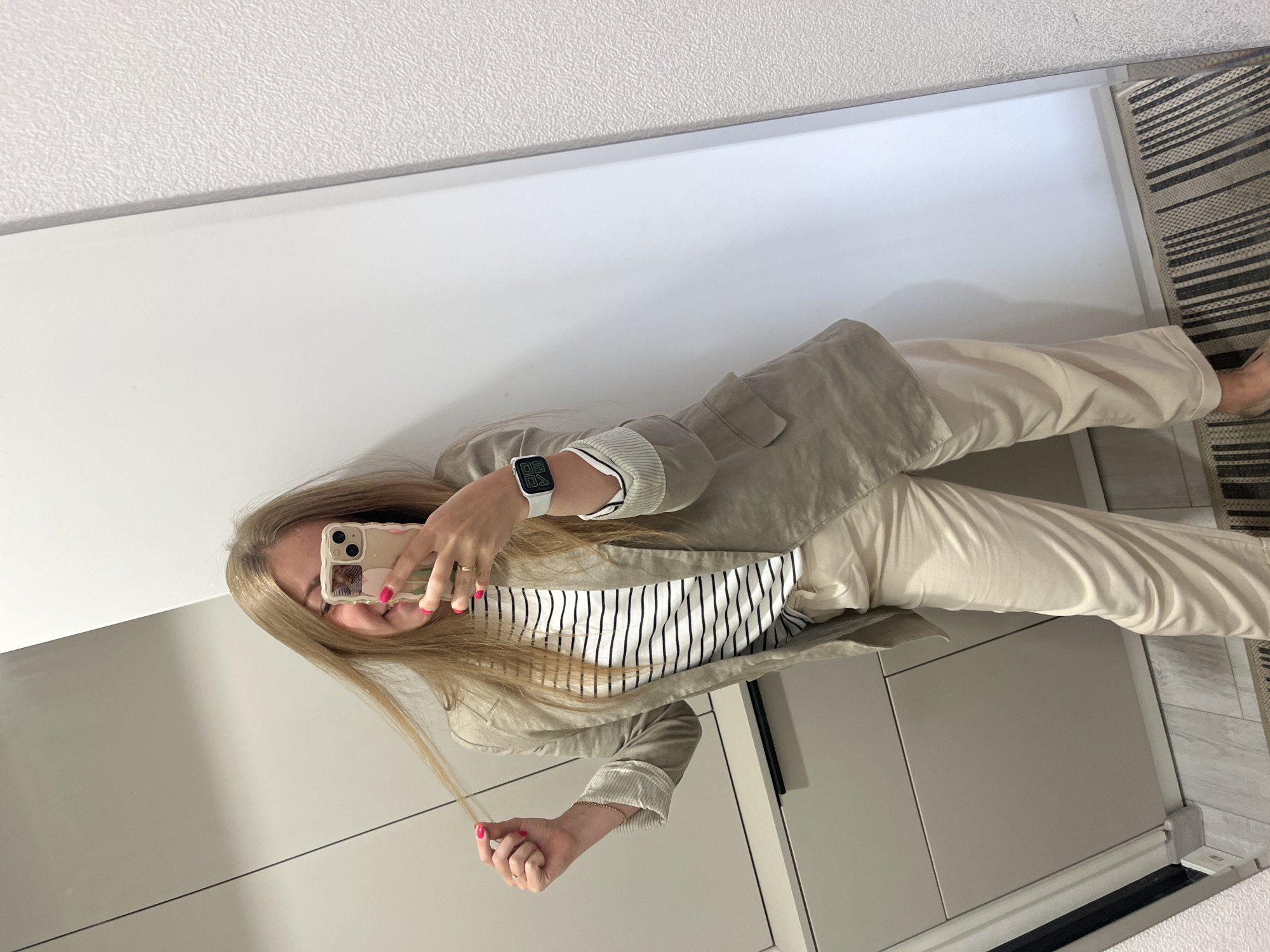 Outfit selfies and lemon chia water shots from a Chelyabinsk apartment