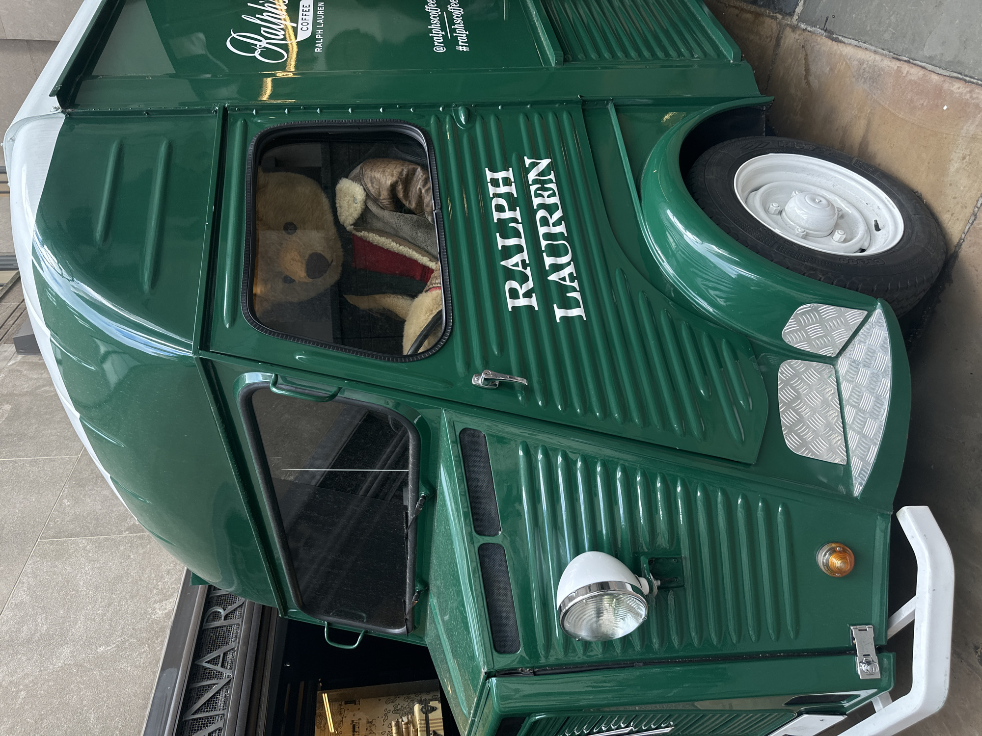 Ralph Lauren coffee truck draws customers on Fifth Avenue