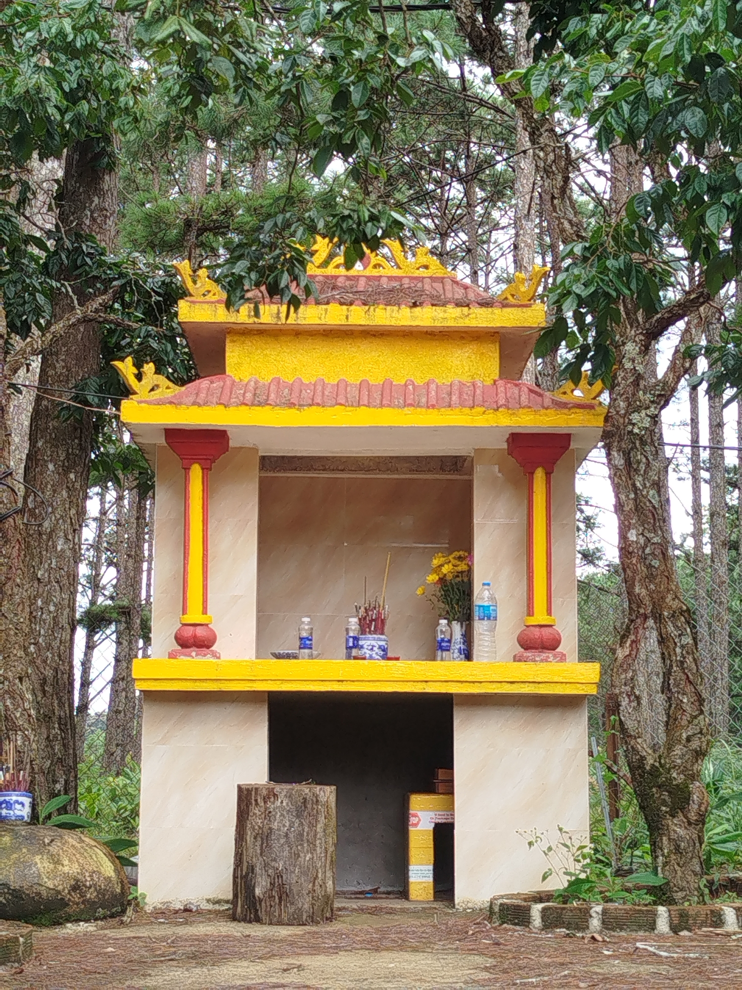 Brief stop at a woodland shrine in Trạm Hành 1, Vietnam