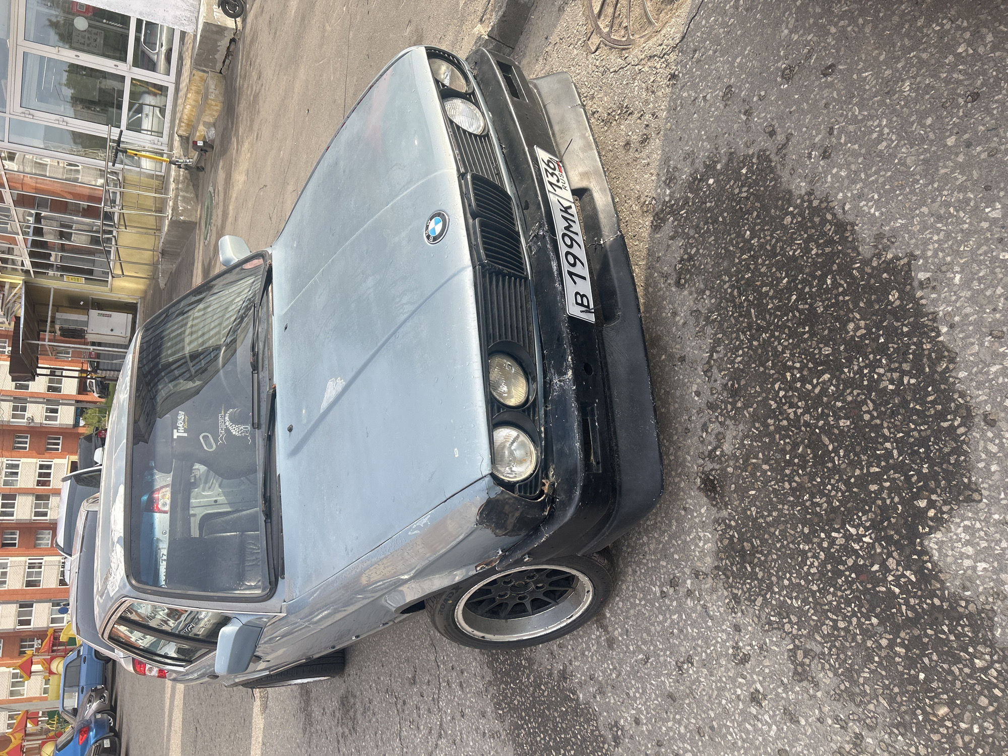 Urban scene documentation includes vehicle, artwork, architecture observations