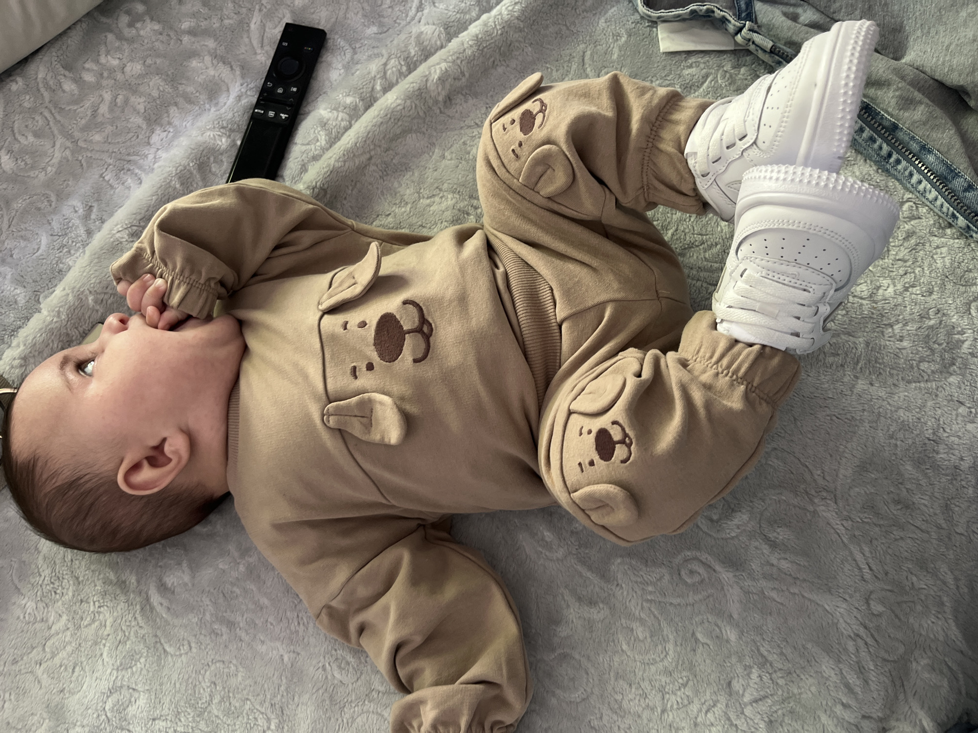 Baby in bear outfit photographed on blanket in Frankfurt