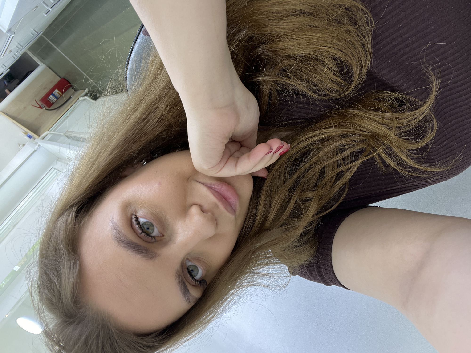 Woman documents ordinary morning through selfies in Chaikovsky, Russia