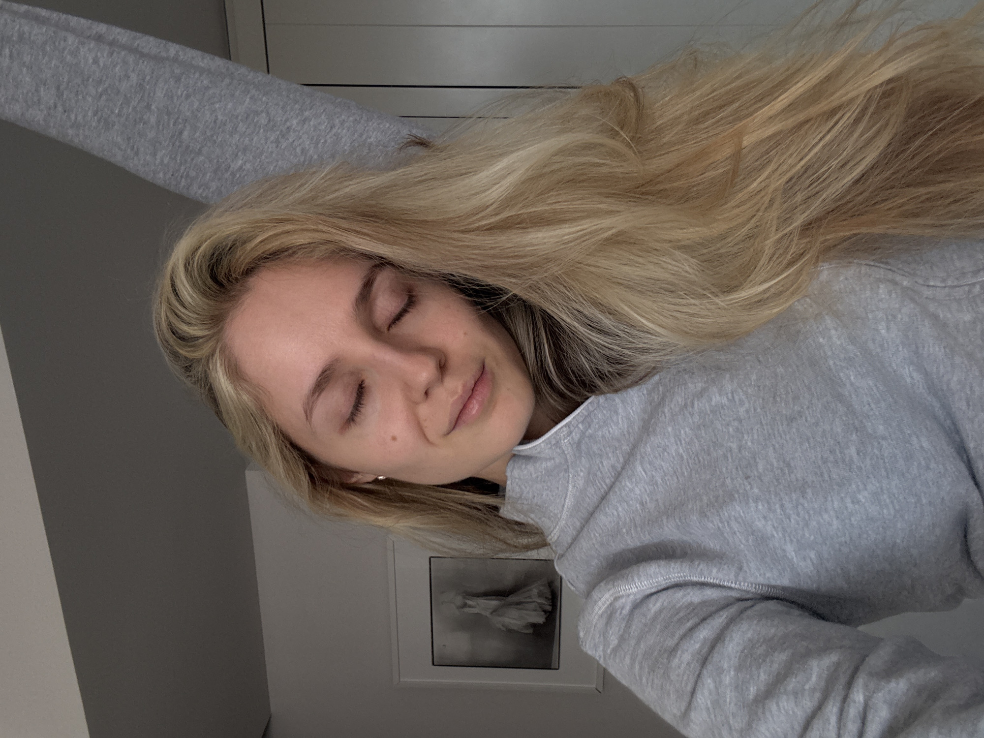 Woman photographed resting and taking selfies in Mexico City bedroom