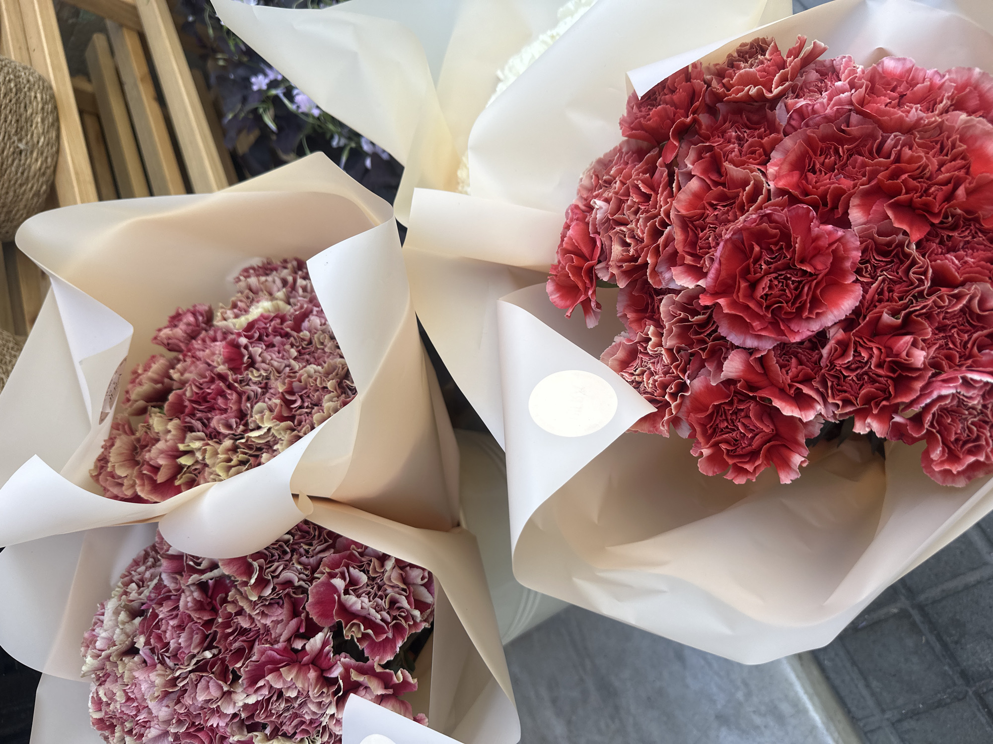 Midday stroll through Sarrià: flowers, facades, and street details