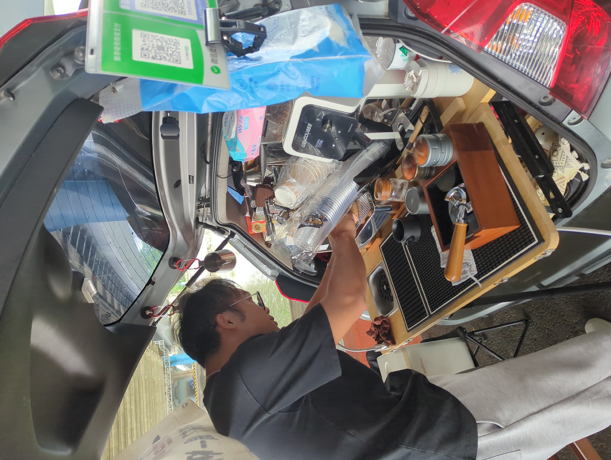 Mobile coffee vendor operates from car trunk in Shunde