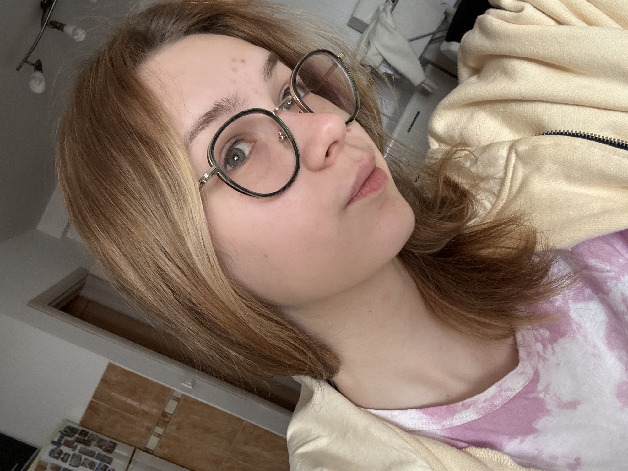 Woman in yellow jacket observed indoors in Kragujevac