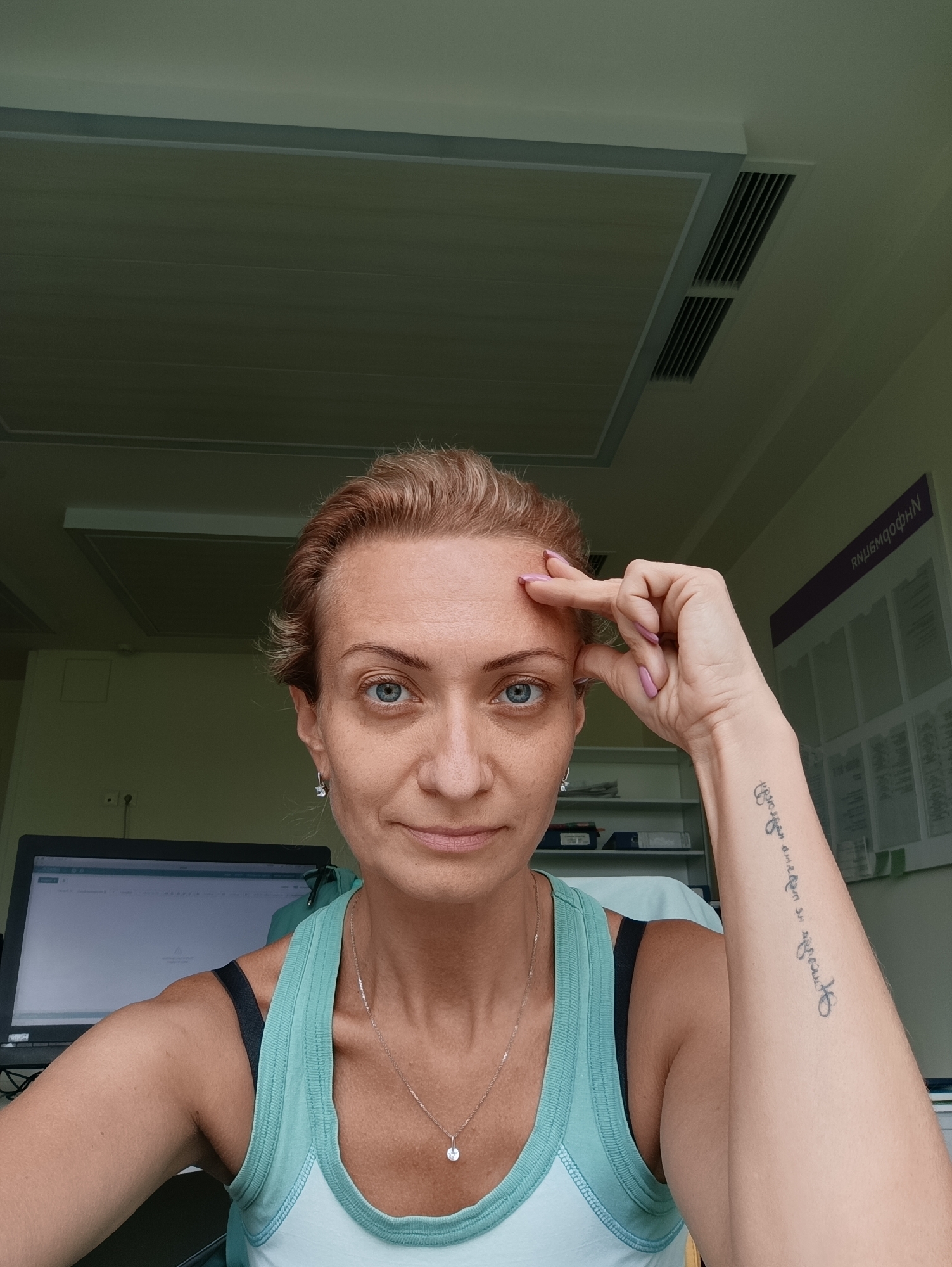 Quick selfie session at a Moscow indoor workspace