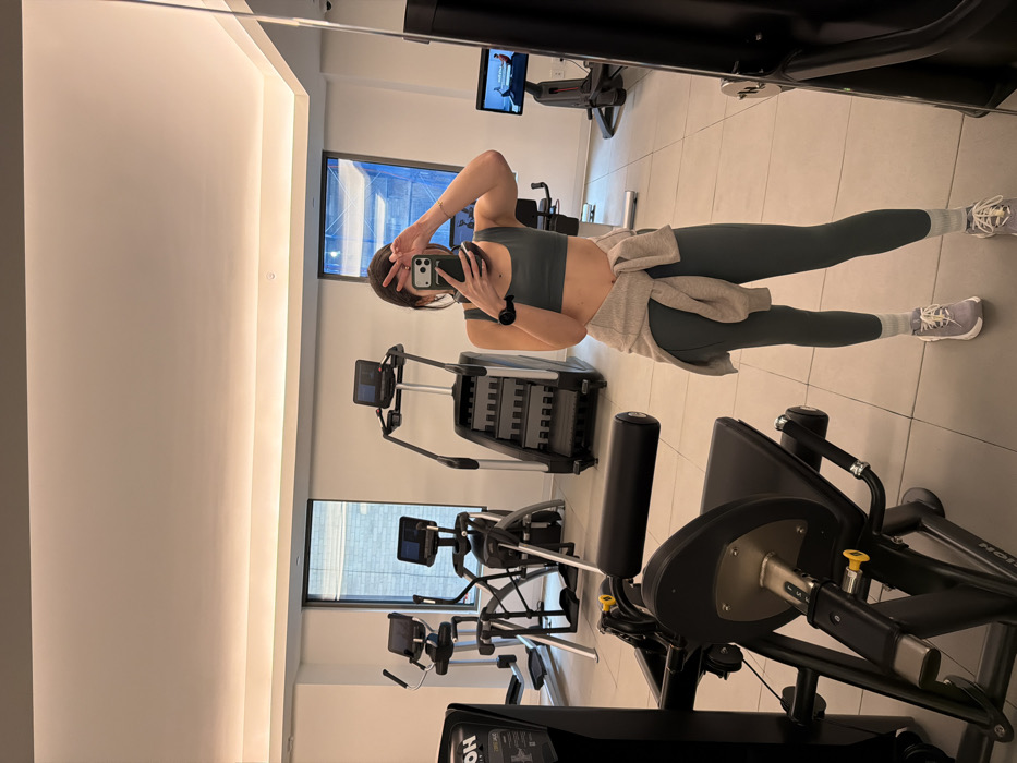 Mirror selfies and reading captured in New York gym