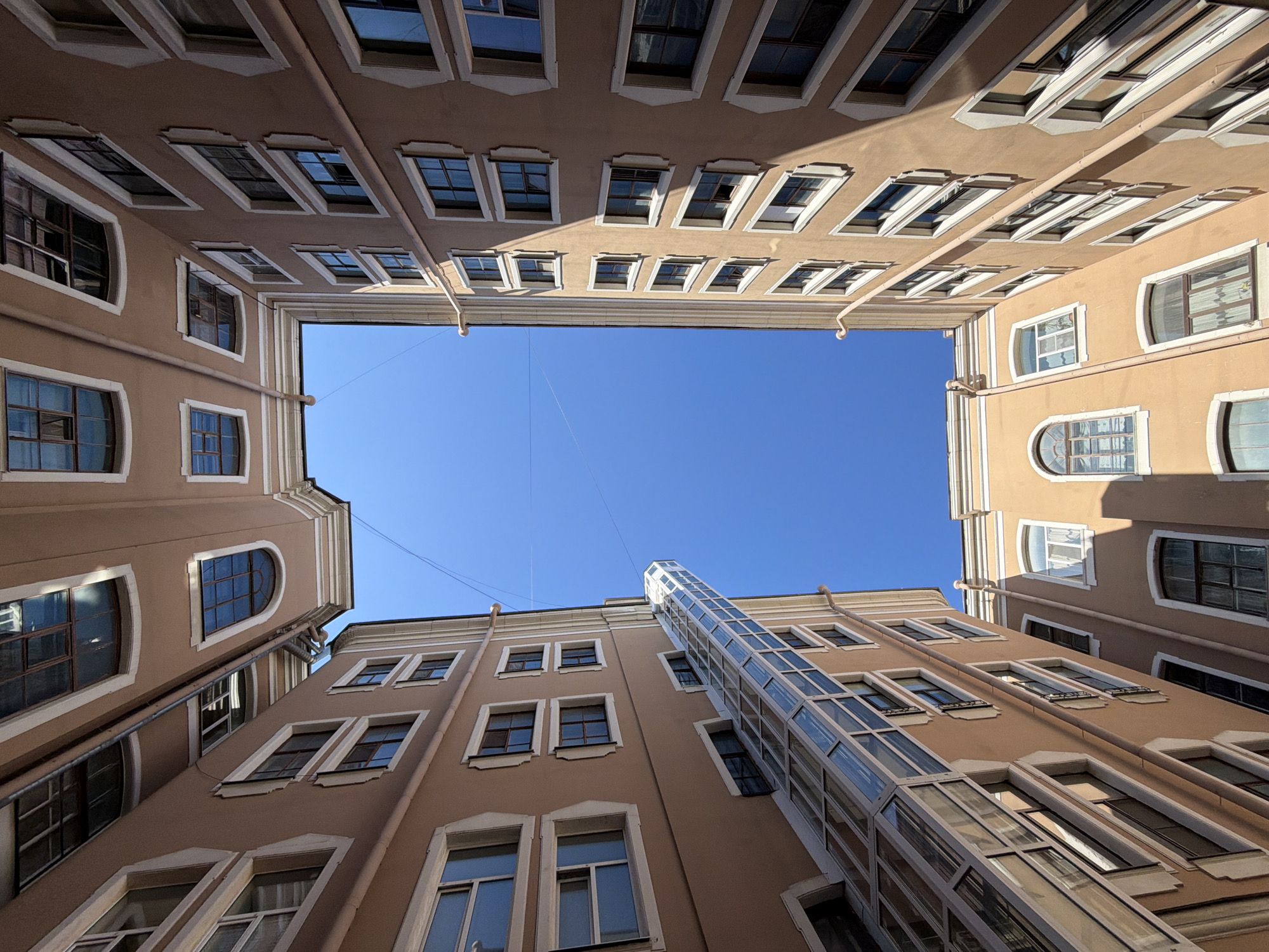 Casual photo walk captures Saint Petersburg street scenes, architecture