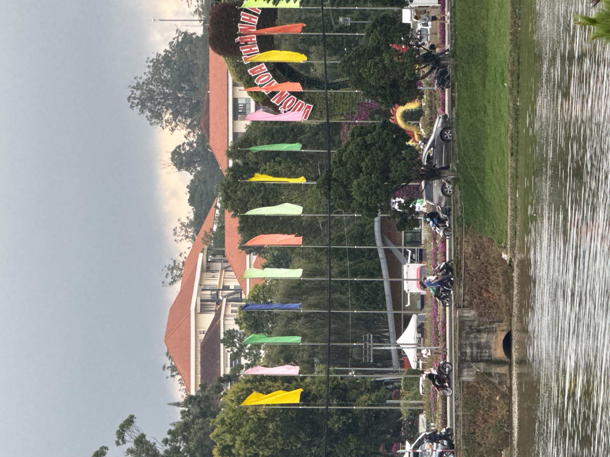 Morning at Xuan Huong Lake — horses, tourists, and quiet streets