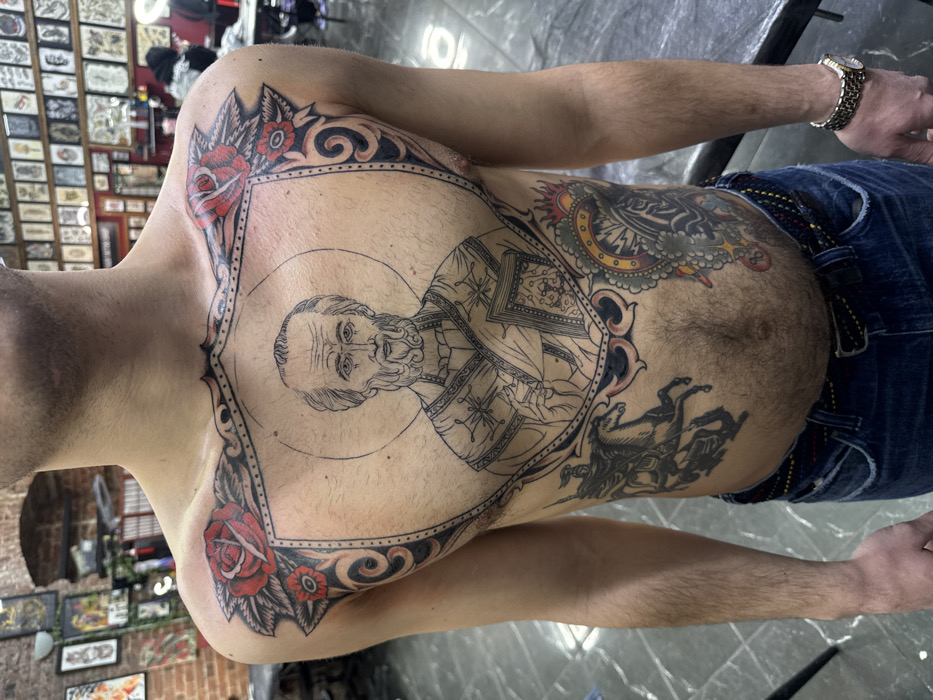 Tattooed man observed shirtless in Moscow Wednesday afternoon