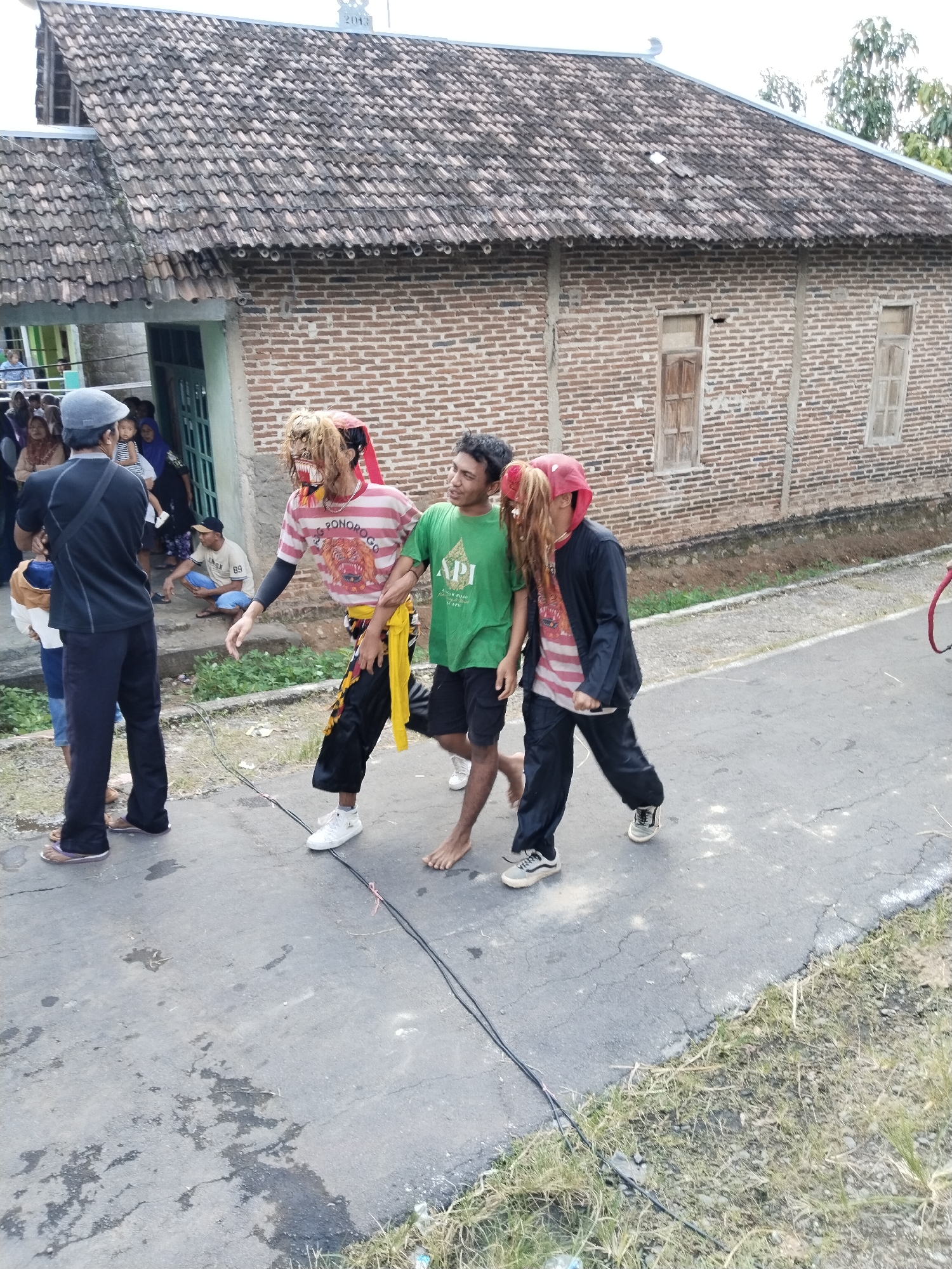 Early morning gathering documented outside residential building
