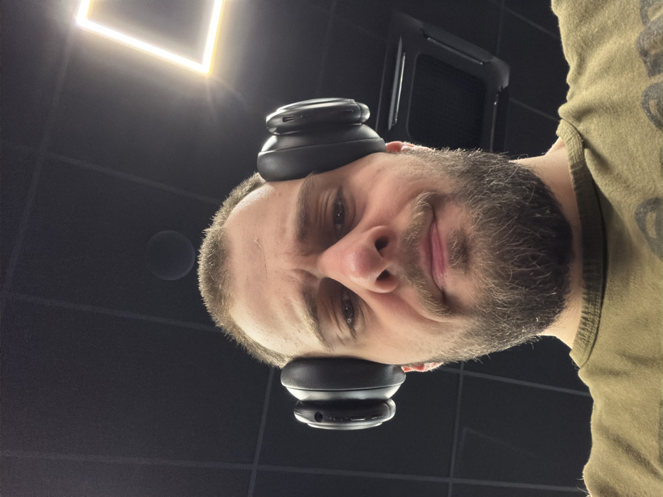 Man takes multiple gym selfies at Plovdiv fitness center
