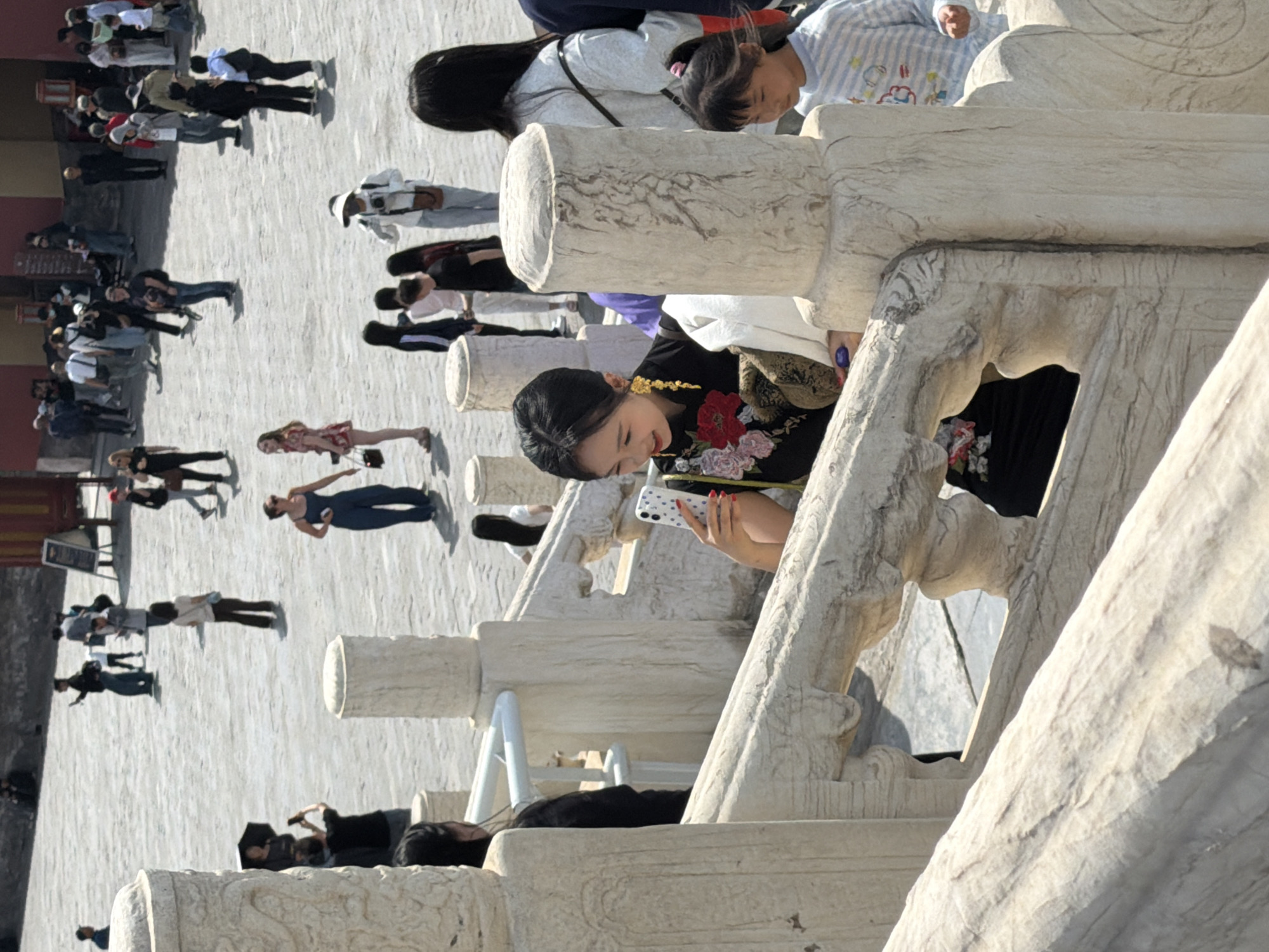 Tourist captures traditional architecture in Beijing's Dongcheng District