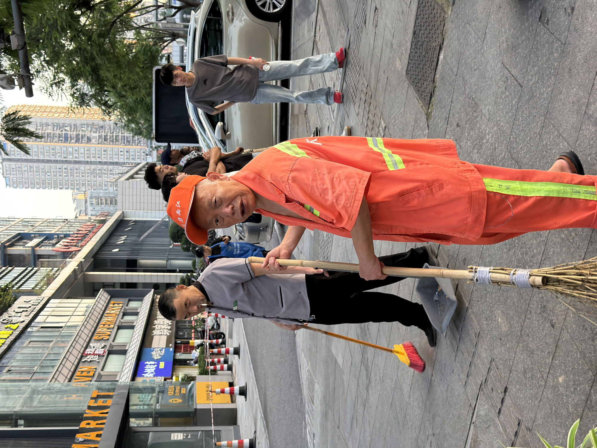 Evening street scenes across two Chongqing districts