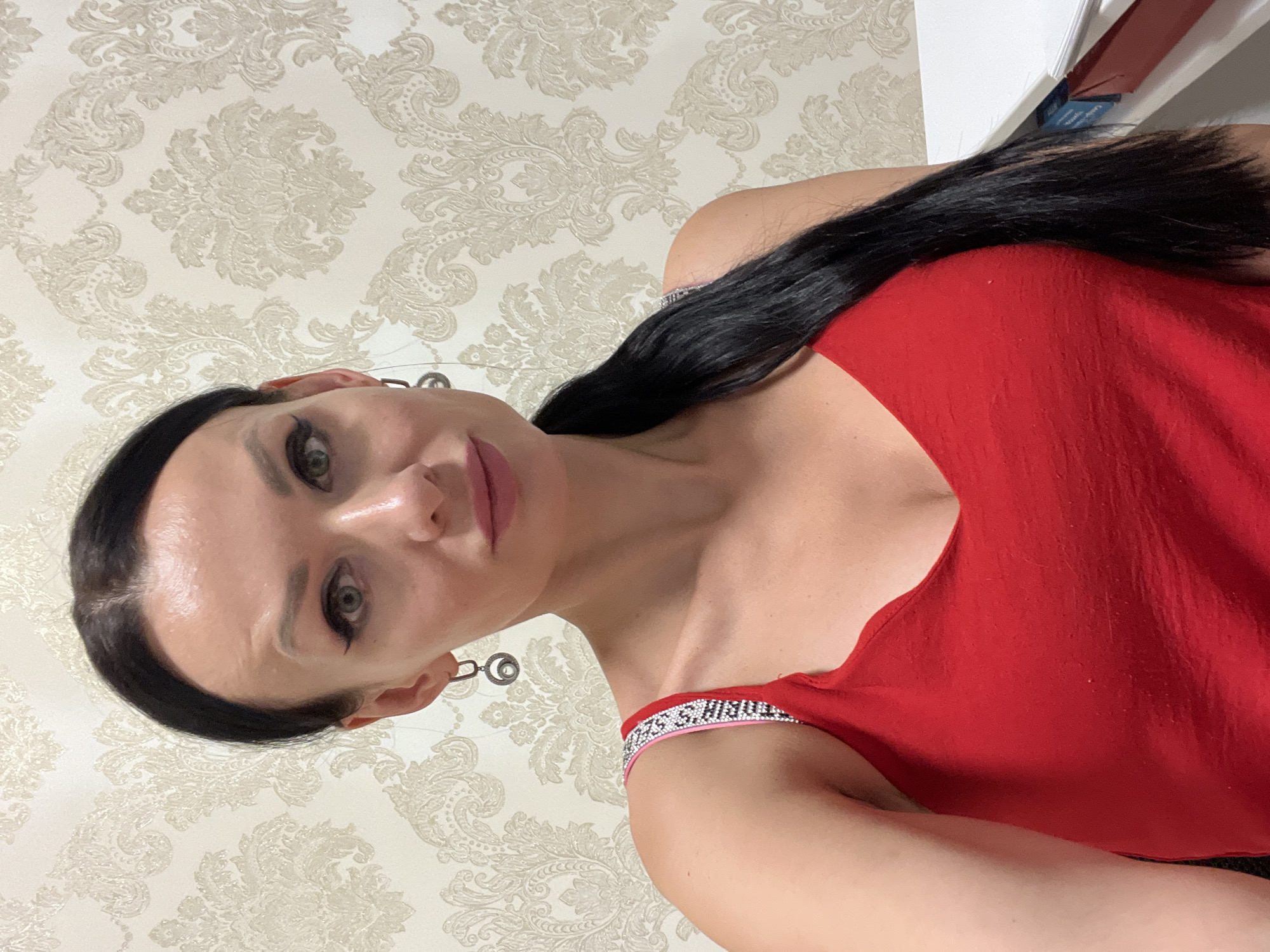 Rainy afternoon in Sochi, red outfit selfies and a 2026 planner