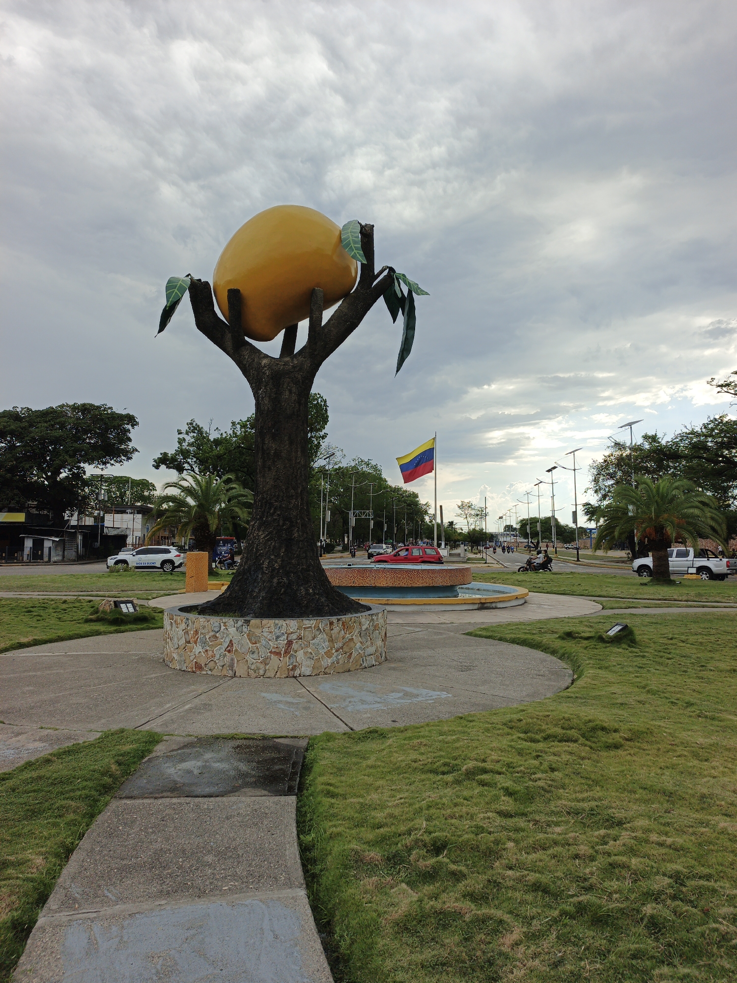Evening scenes documented around mango monument in San Carlos, Venezuela