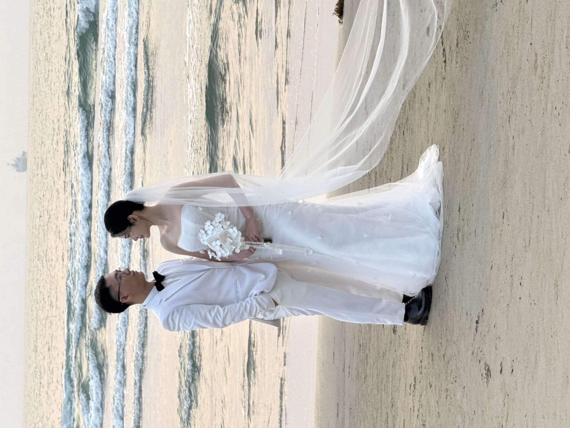 Wedding couple photographed on Đà Nẵng beach at night