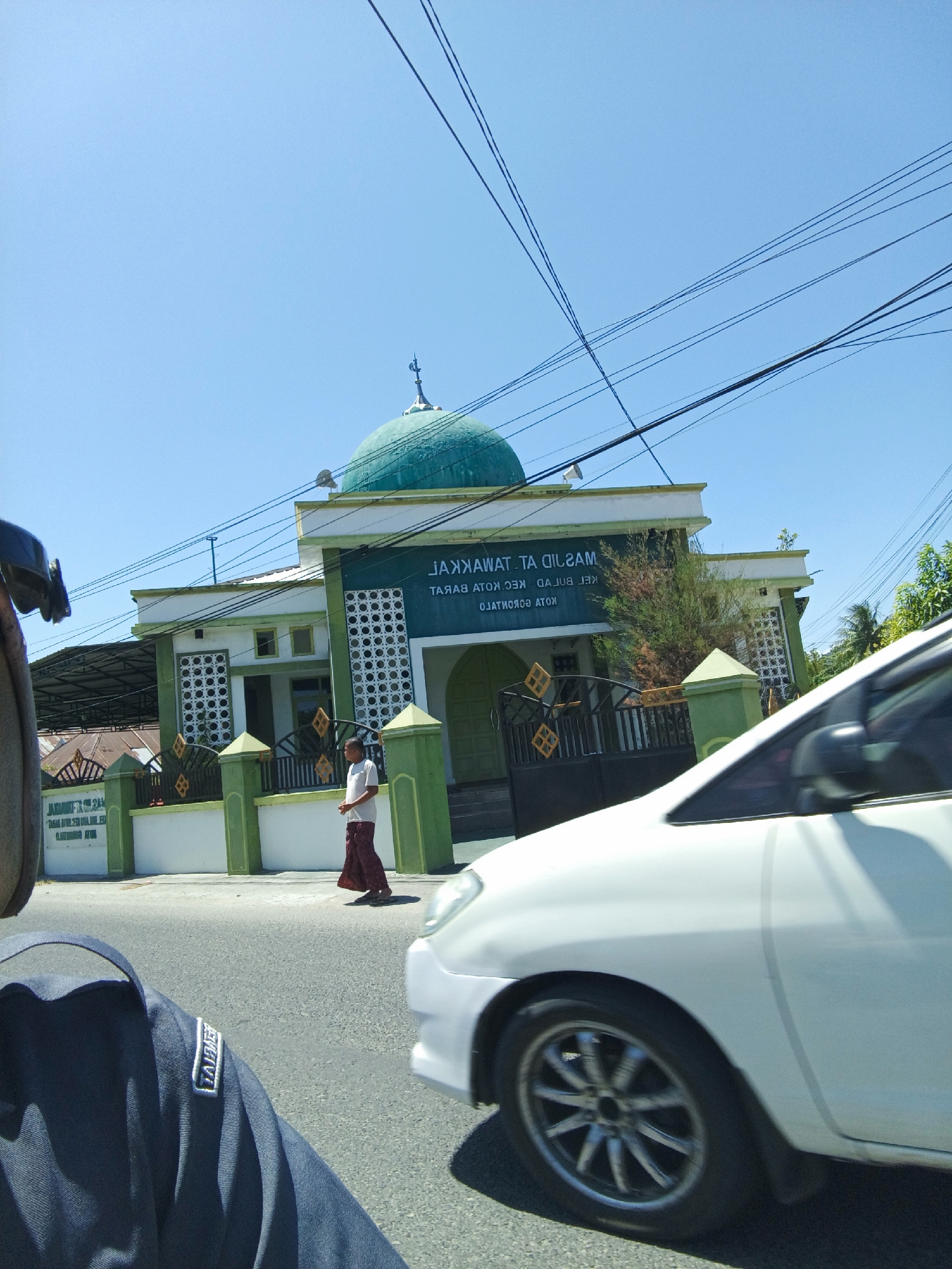 Street scene outside Masjid Ta Tawakkal, Gorontalo