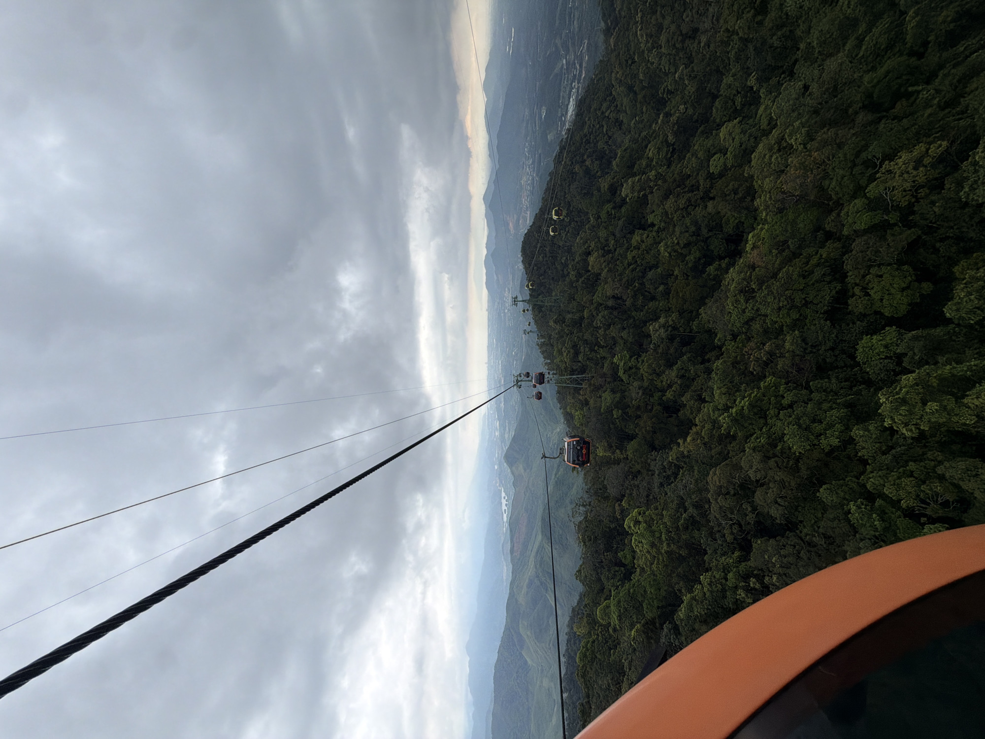 Cable car ride documented over Bà Nà Hills forest