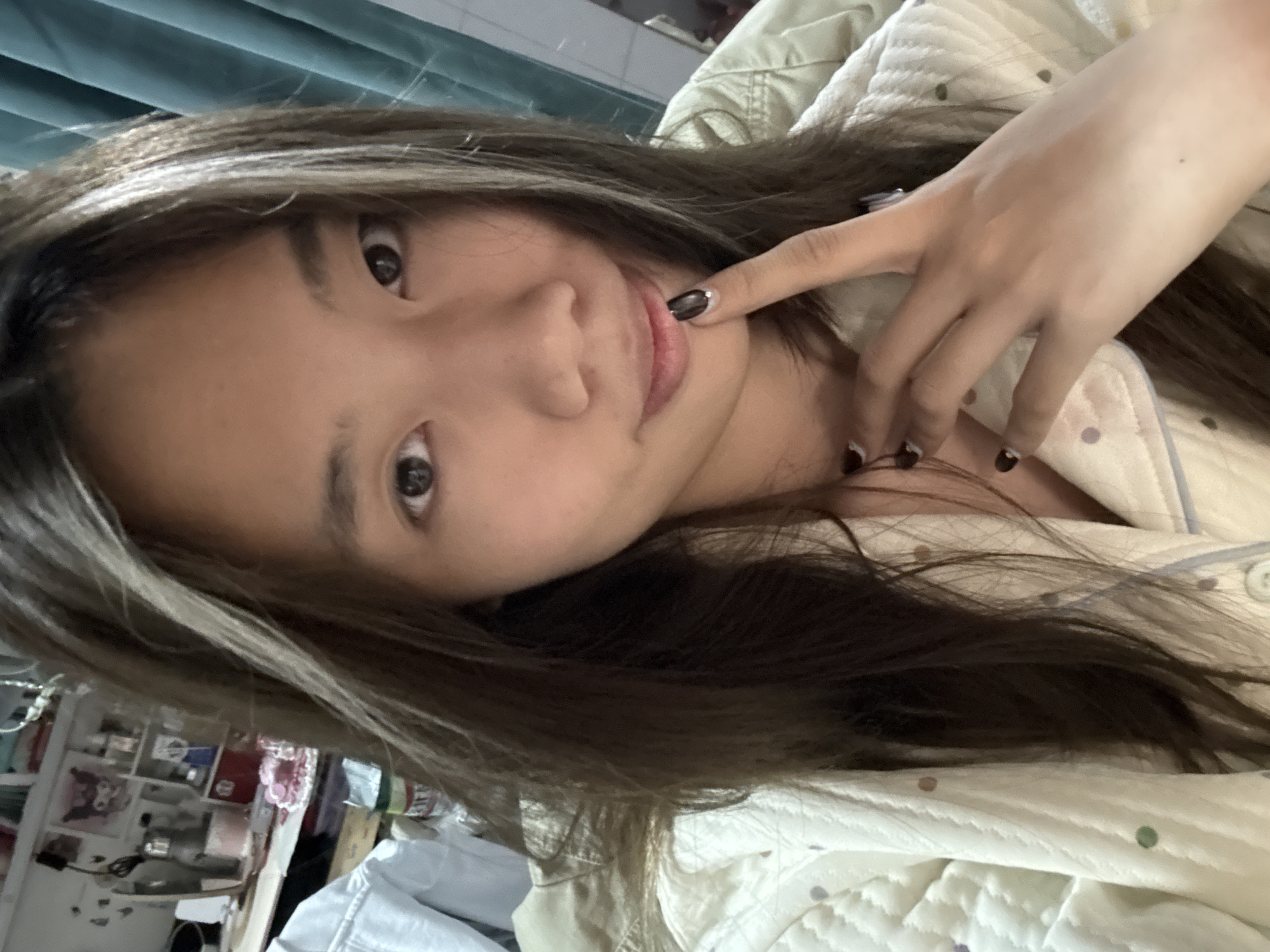 Woman takes multiple mirror selfies in Nan'an District