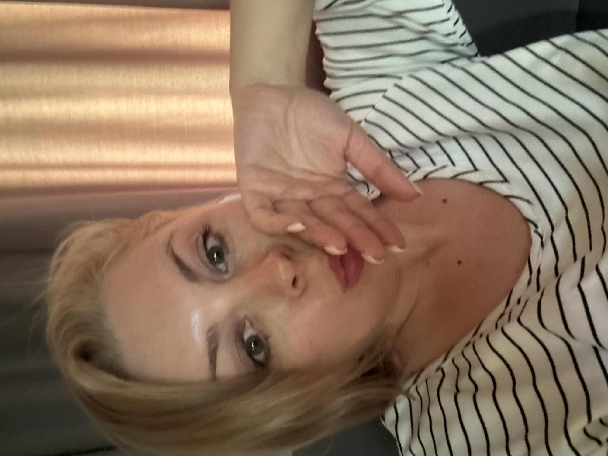 Lazy afternoon indoors in Sochi, selfies and shelf decor
