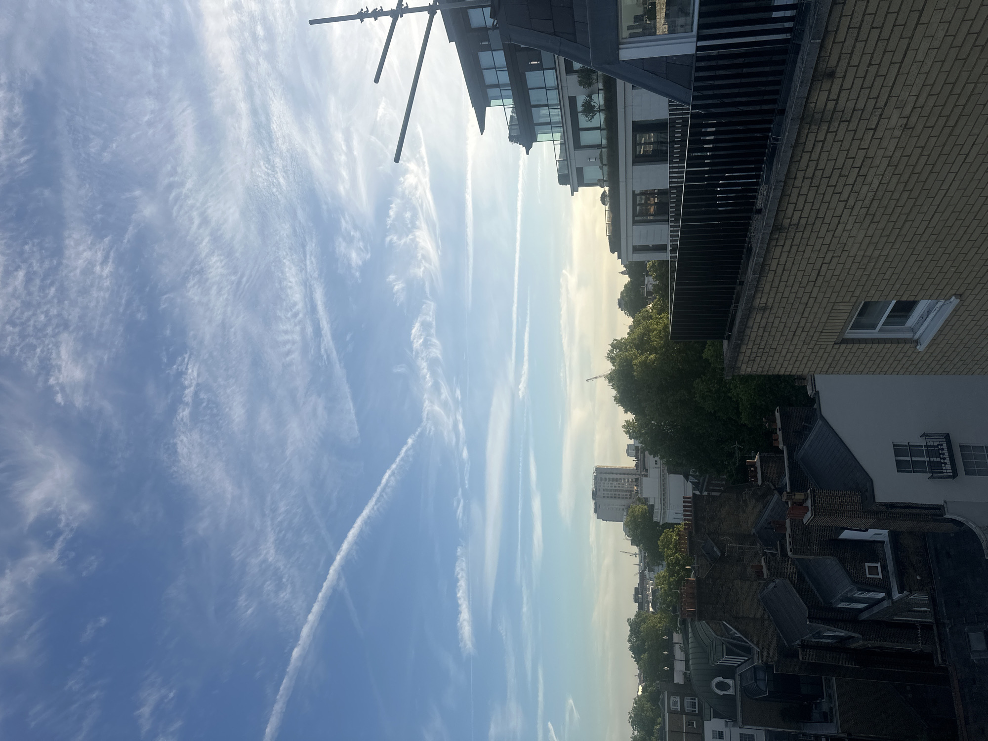 London witness documents blue skies with contrails May 21