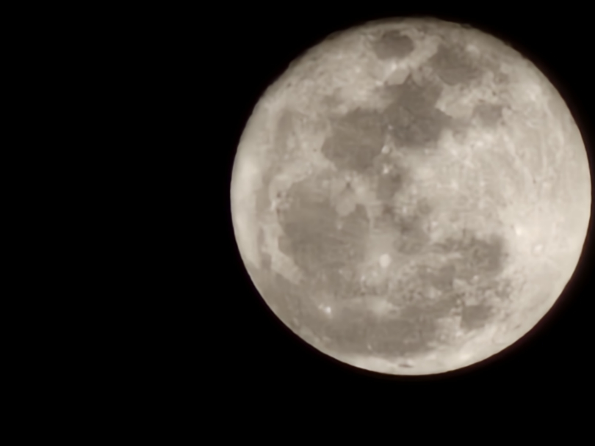 Full moon photographed by witnesses in Luxembourg