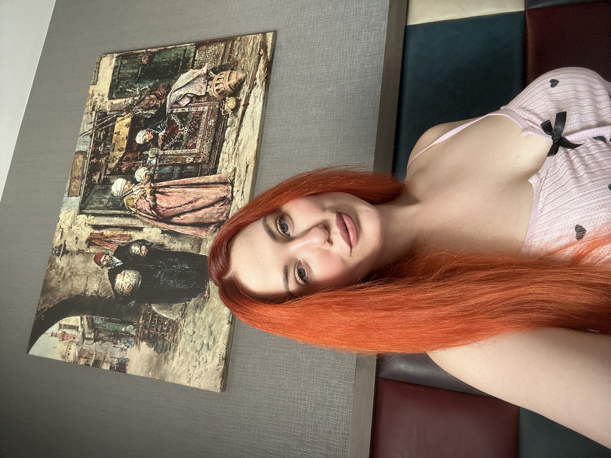 Indoor selfie session in Avcılar apartment with marketplace artwork backdrop