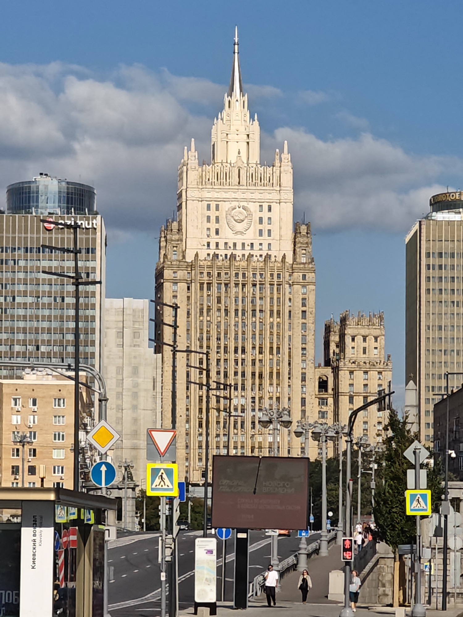 Central Moscow in full summer décor: fountains, floral installations, Seven Sisters