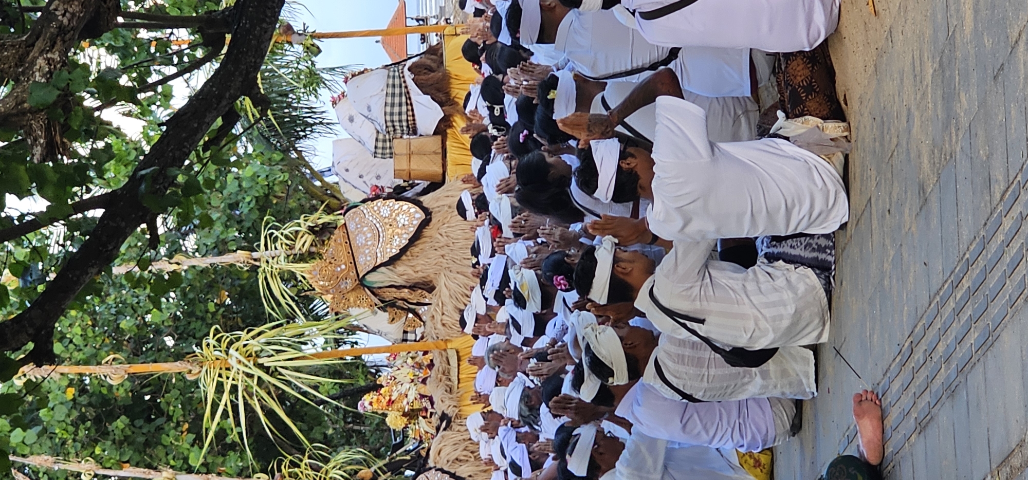 Hindu-Balinese religious ceremony draws large outdoor gathering in Denpasar
