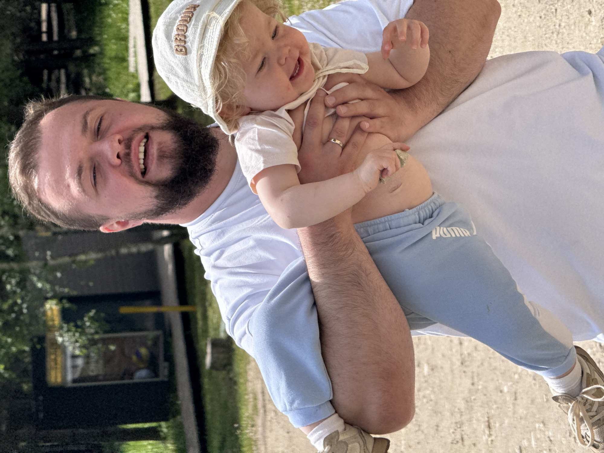 Family enjoys morning outing in Dobrograd park