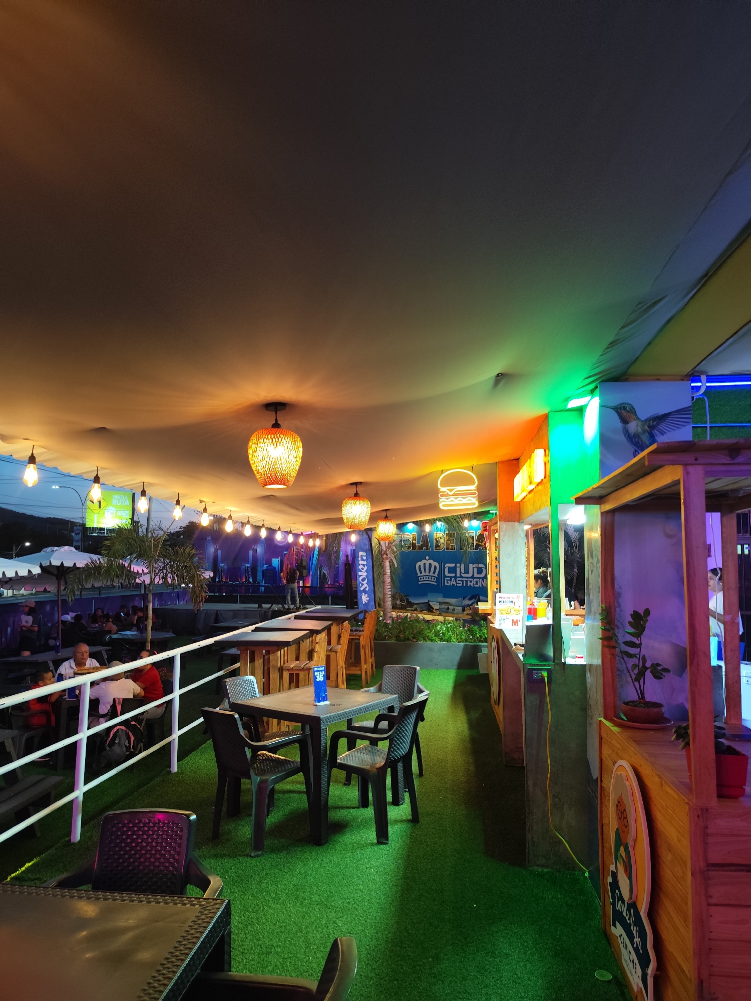 Nighttime outdoor dining venue documented in Los Robles, Venezuela