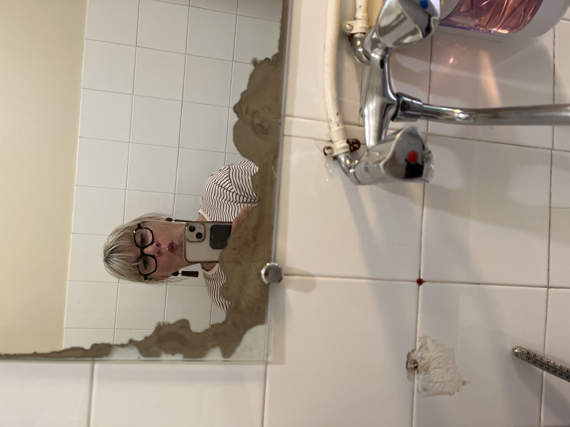 Woman documents morning routine, shares platform enthusiasm in France