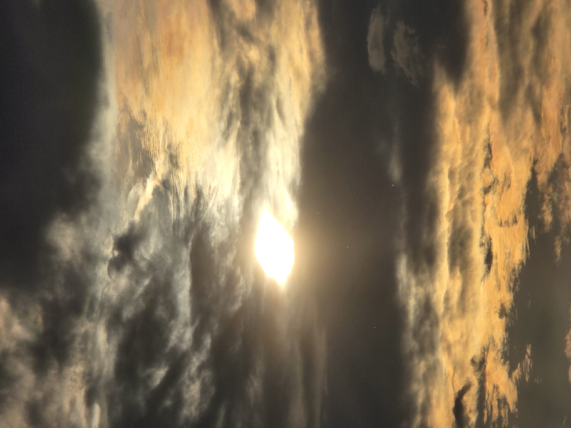 Witness documents 14-minute sequence of sun breaking through clouds