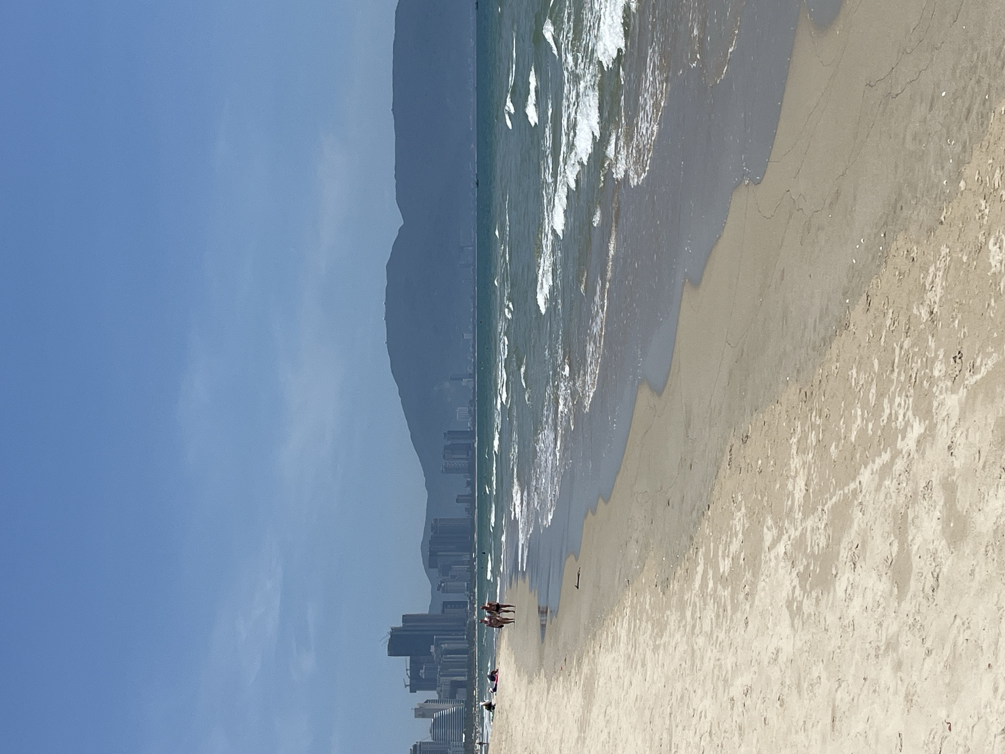 Clear morning conditions documented at Đà Nẵng beach facilities