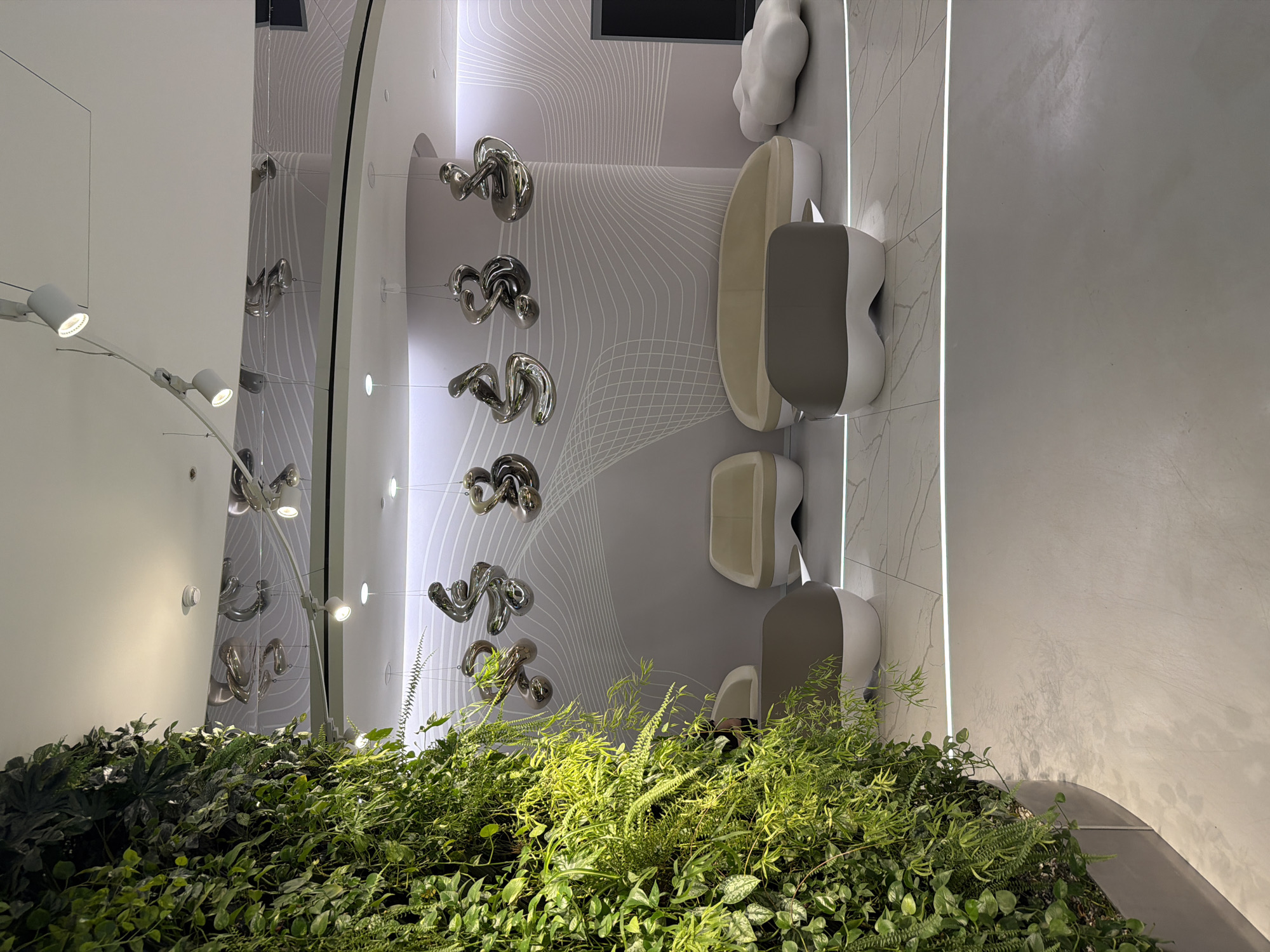 Moscow scenes captured: gardens, twilight streets, elevator selfie