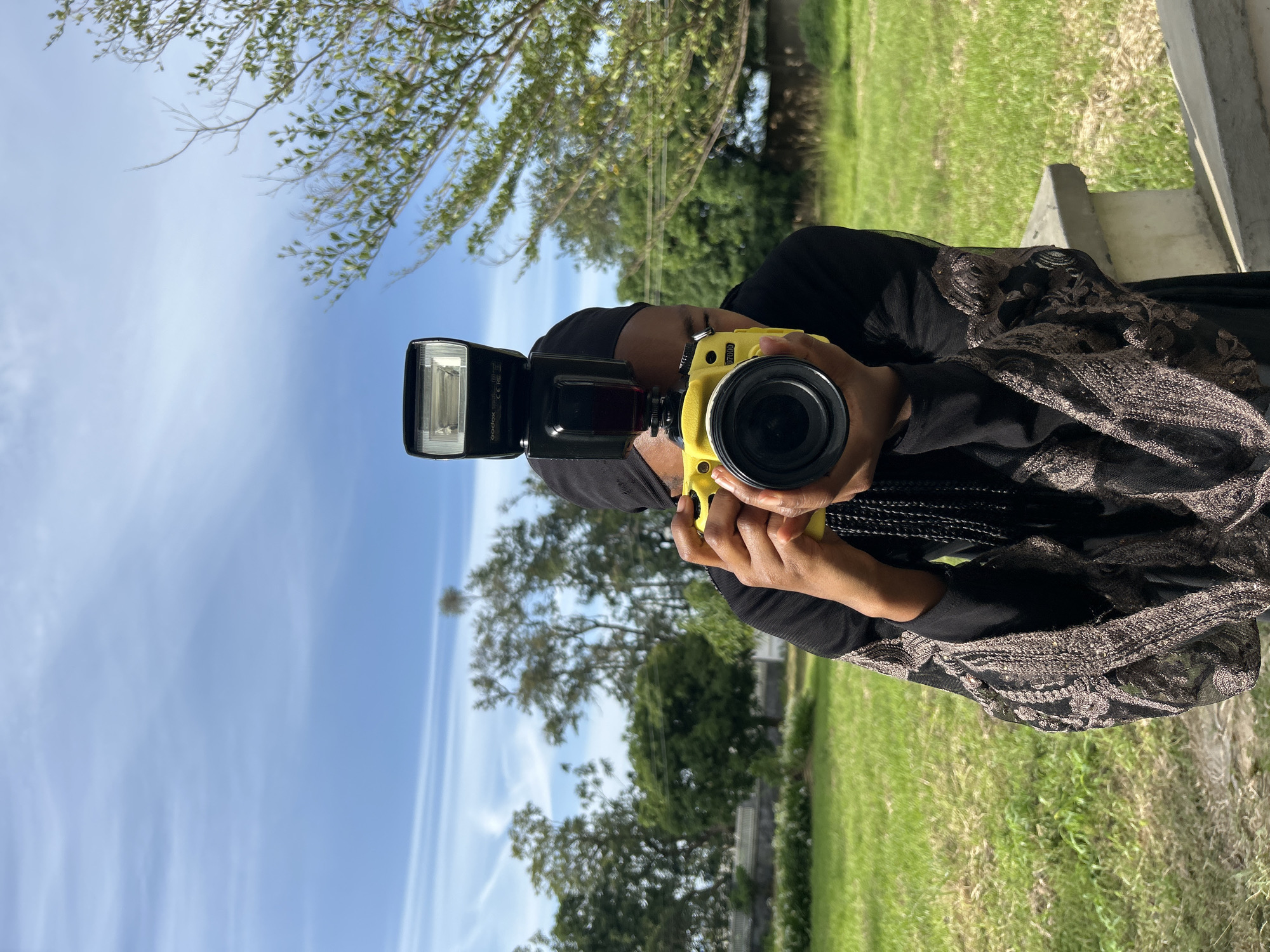 Afternoon in Vom: yellow camera, family steps, open field